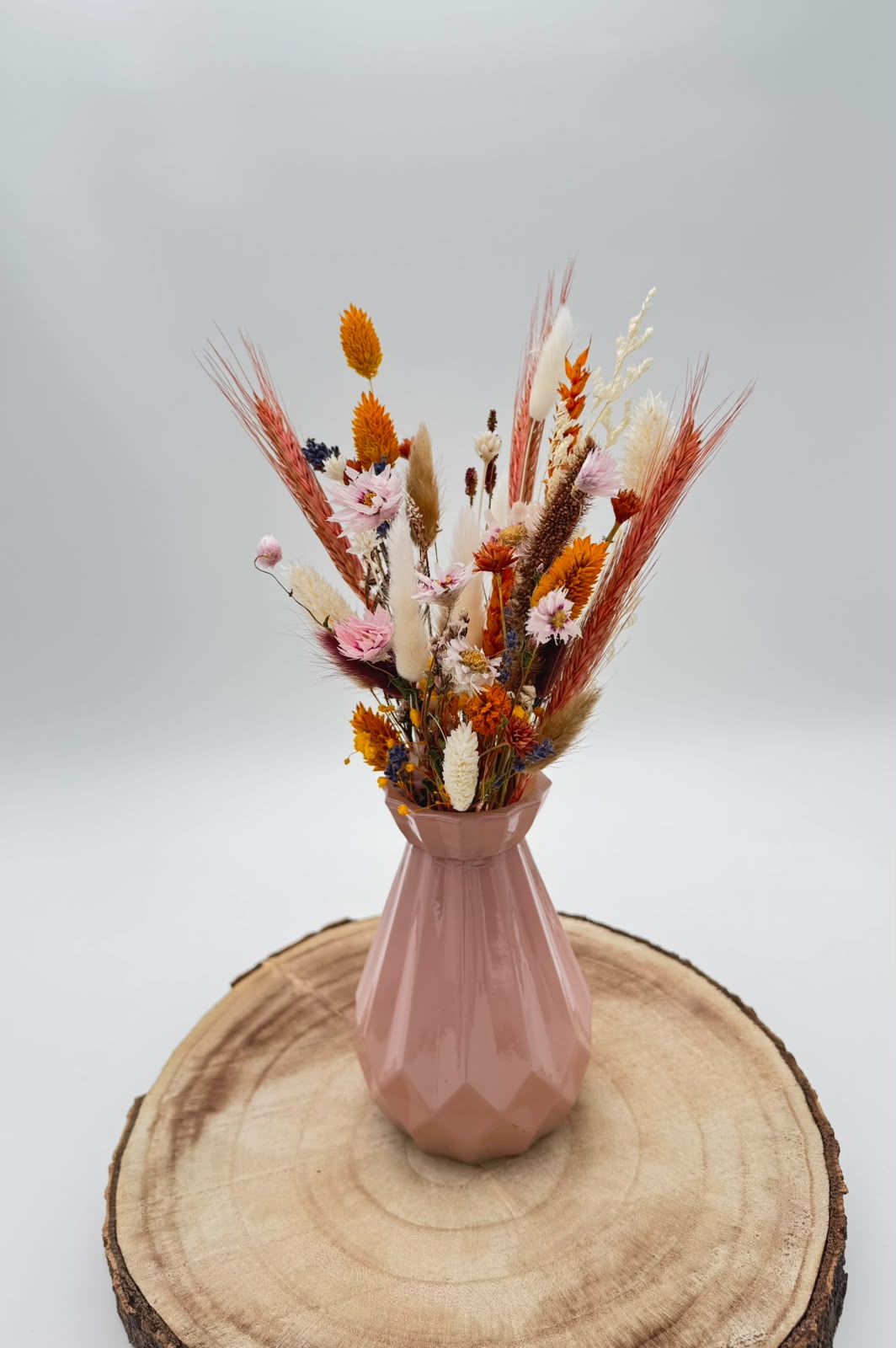 kleine vaas met droogbloemen