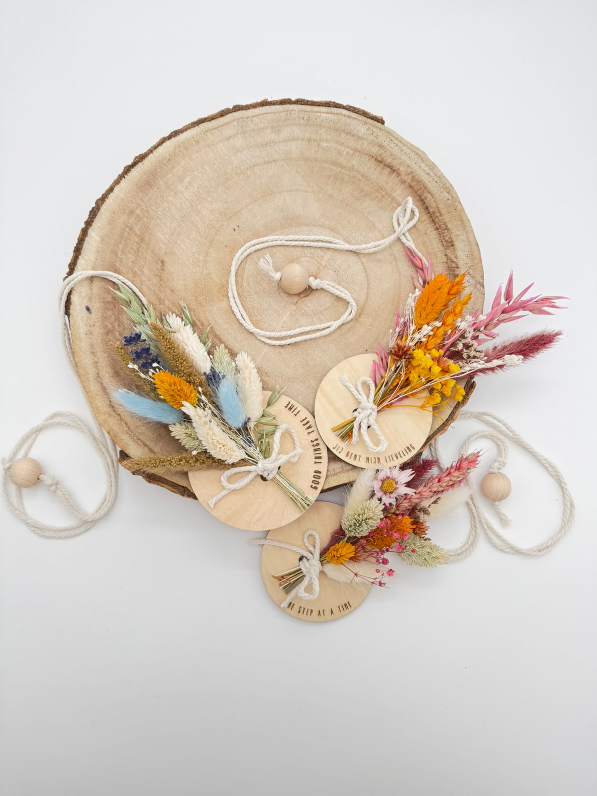 houten hangertjes met persoonlijk tekst en droogbloemen