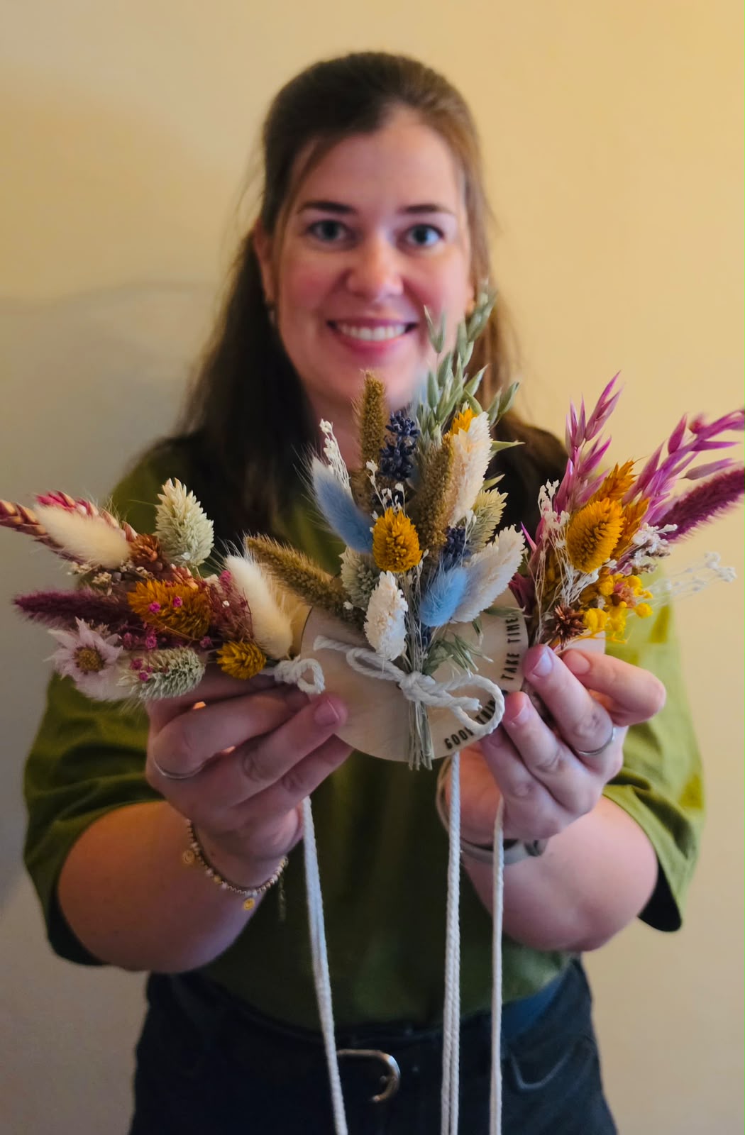 Febe met droogbloemenhangertjes