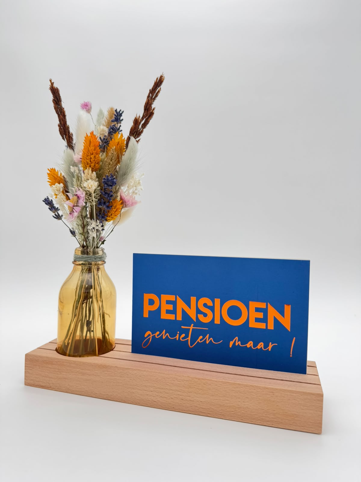 vaasje in houten houder met kaartje gegraveerd