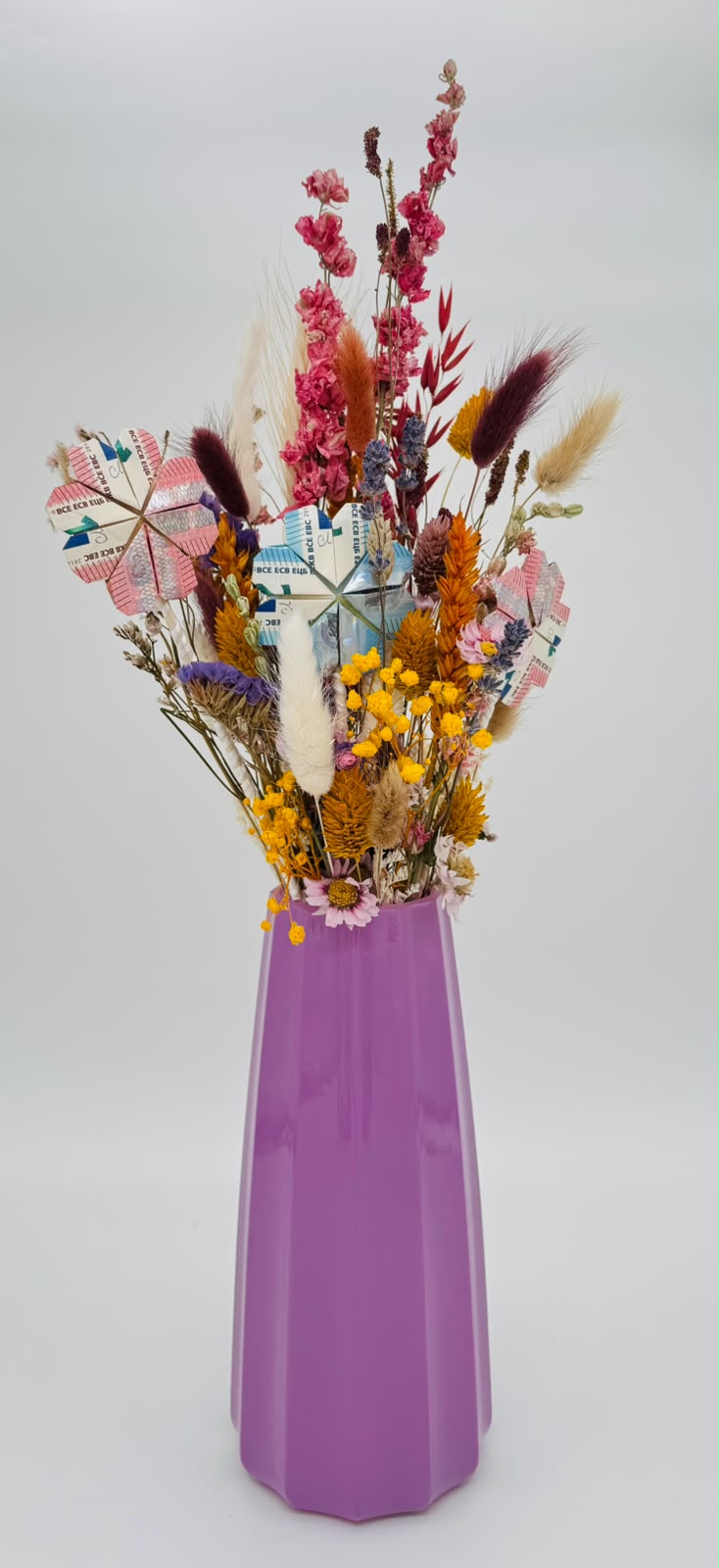 geld in boeket vaas droogbloemen